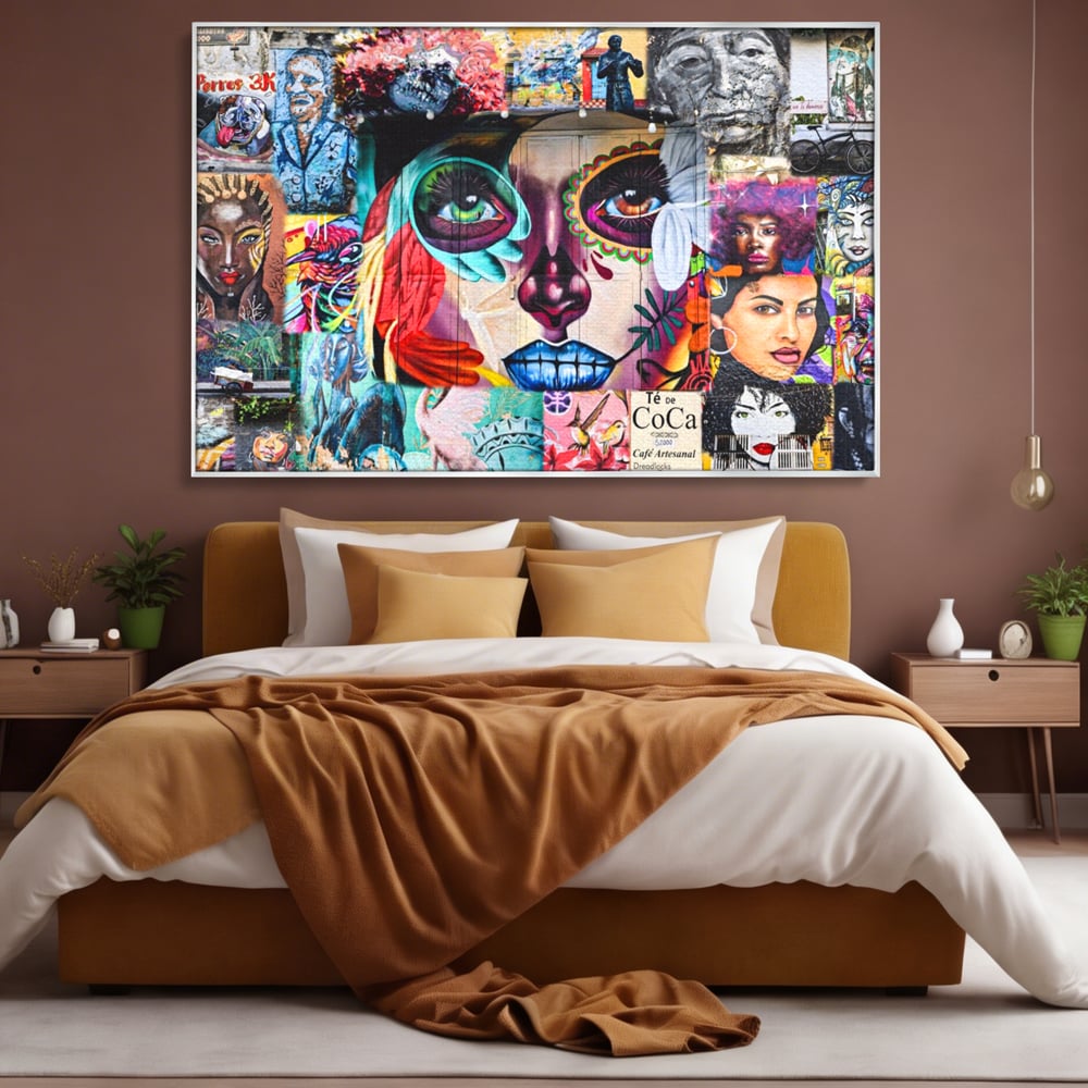 Tablou canvas cu tablou canvas cu colaj grafitti urban, in rama de aluminiu argintiu, pe perete intr-un dormitor